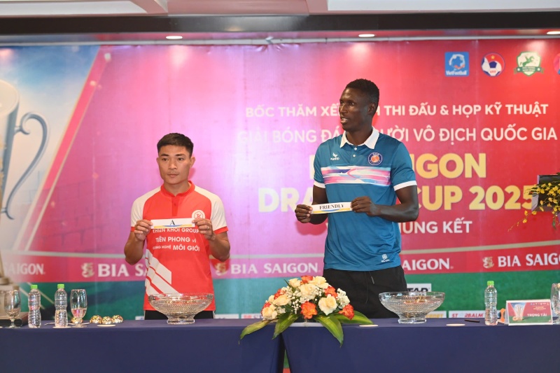 2025년 전국 7인제 축구 선수권 대회(VPL-S6)에는 12개 팀이 참가합니다. 사진: 민히에우