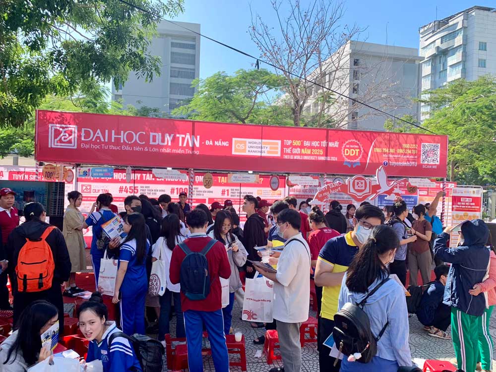 A large number of candidates registered to apply to Duy Tan University at the admission consultation day. Photo: Duy Tan University