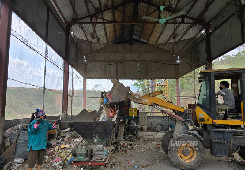 Rac duoc nghien nho truoc khi vao lo dot. Anh: Tan Van
