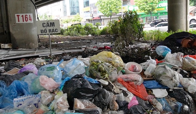 Bai rac khong lo duoi chan Vanh dai 3. Anh: Hanh Thom