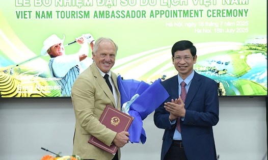 Thứ trưởng Hồ An Phong chính thức trao Quyết định bổ nhiệm huyền thoại Golf thế giới Gregory John Norman đảm nhiệm Đại sứ Du lịch Việt Nam nhiệm kỳ 2025 - 2030. Ảnh: TITC