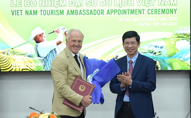 Deputy Minister Ho An Phong officially presented the Decision to appoint world Golf legend Gregory John Norman as Vietnam Tourism Ambassador for the 2025 - 2030 term. Photo: TITC