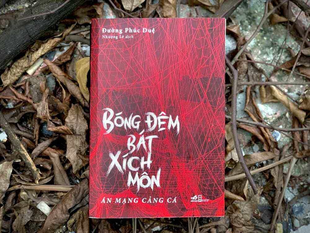 La novela "Bat Chich Mon - Murder of the Fishing Port" fue presentada por el editor de la Asociacion de Escritores y NHA Nam. Foto: Editorial