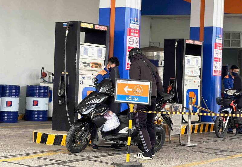 Some people poured E5 RON 92 biofuel. Photo: Le Chan