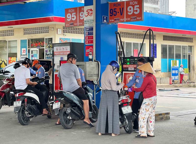 Mot cua hang xang dau tren duong Kinh Duong Vuong co khoang 7 tru bom xang RON 95. Anh: Le Chan