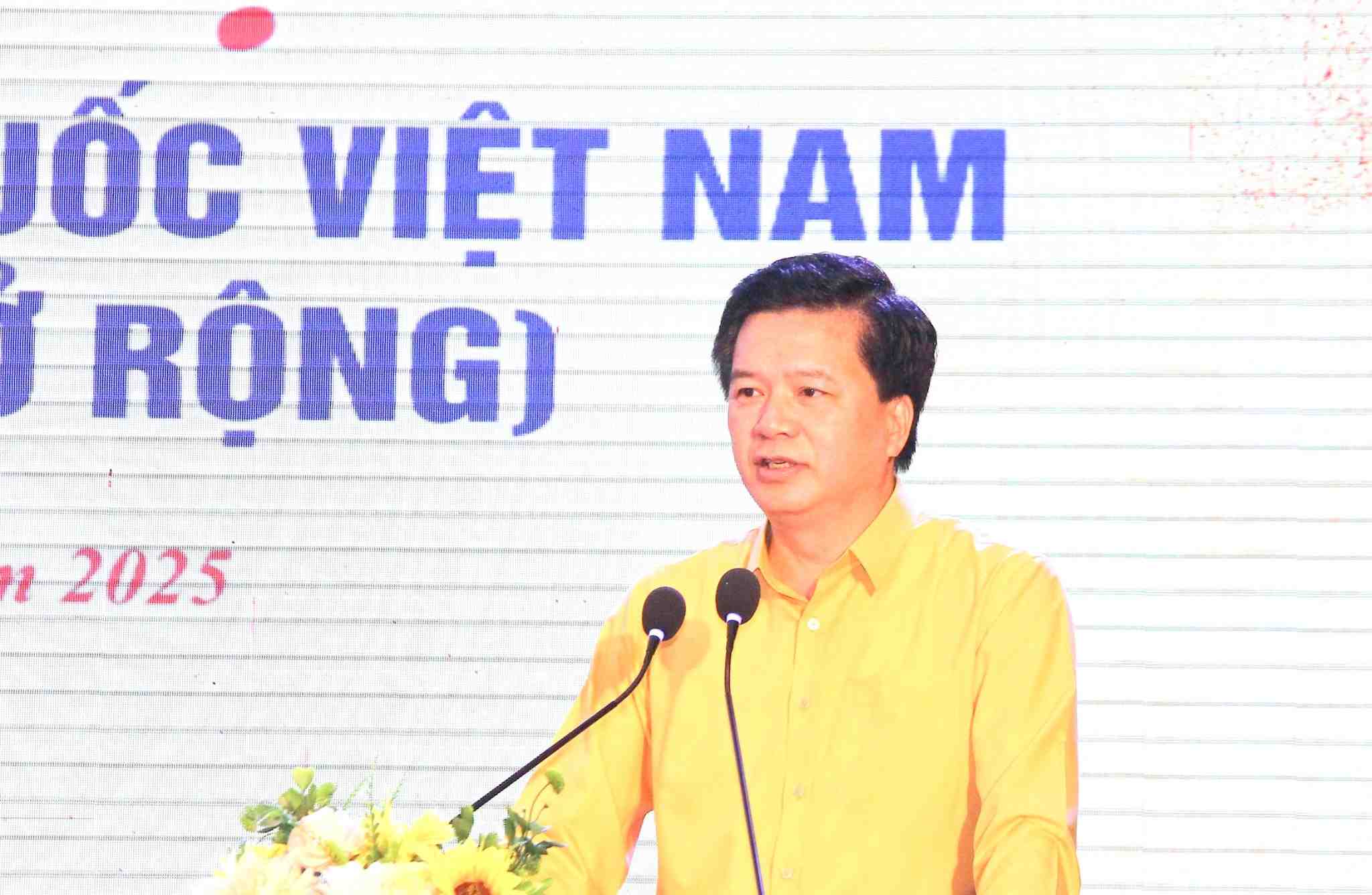 El Sr. Nguyen Dinh Hung - Jefe de Oficina del Comite del Partido Provincial ocupa el cargo de vicepresidente permanente del Comite del Frente de la Paterna de Vietnam de Nghe y Provincia. Foto: Mai Hoa