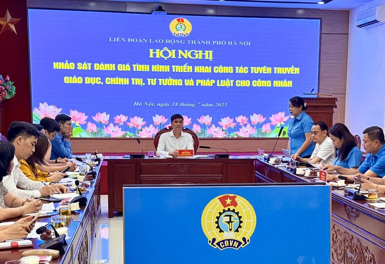 노동자를 위한 정치 사상 및 법률 교육 홍보 사업 조사는 베트남 노동총연맹 부위원장 응오주이히에우의 주재로 진행되었습니다. 사진: 응옥안