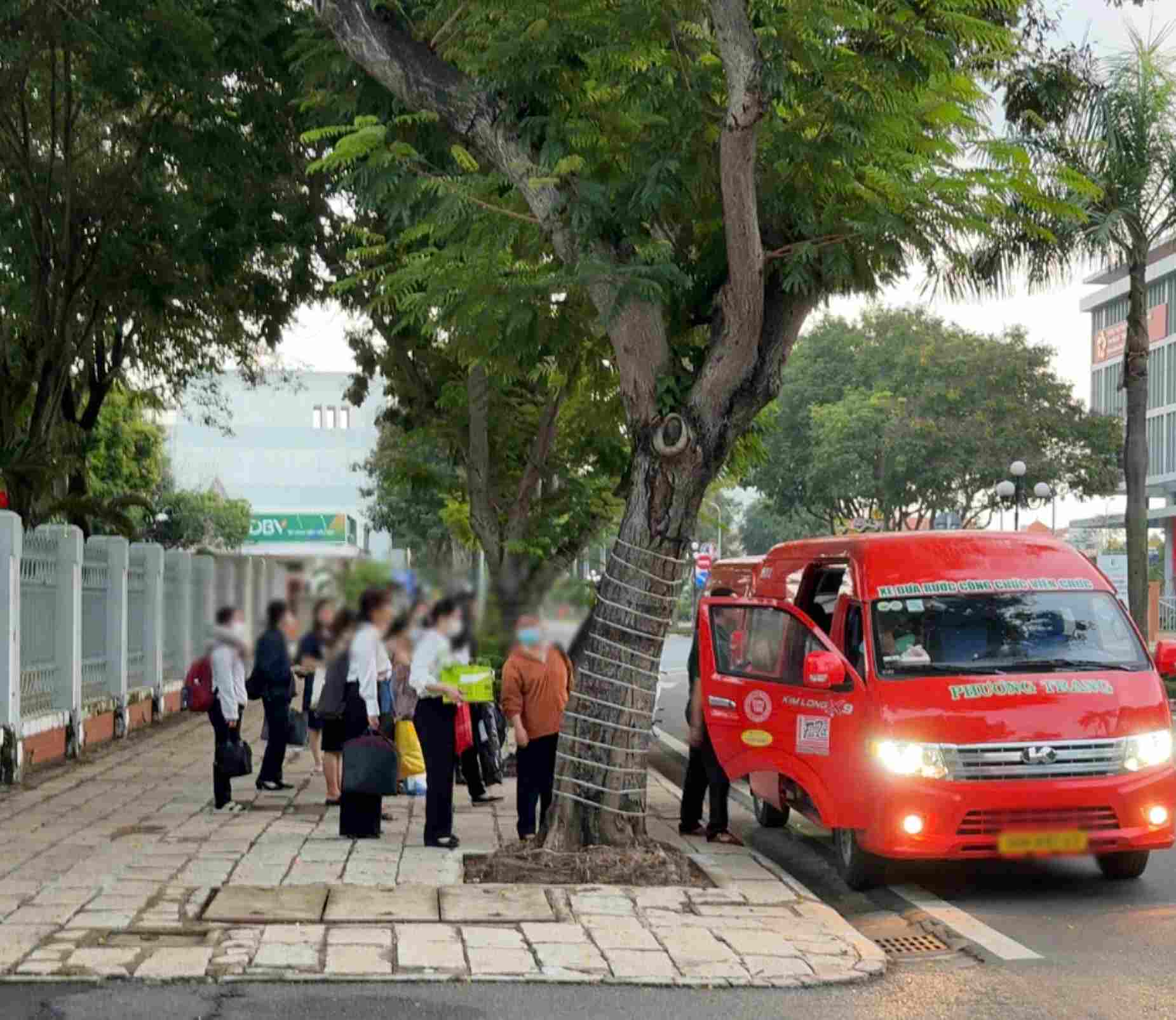 Den nay, cac phuong tien da van chuyen binh quan khoang hon 300 can bo, cong chuc, vien chuc di lai moi ngay. Anh: Dong Hoang