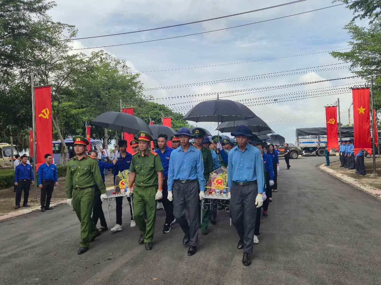 열사들의 유해를 묘지로 옮기고 있습니다. 사진: Phan Dau