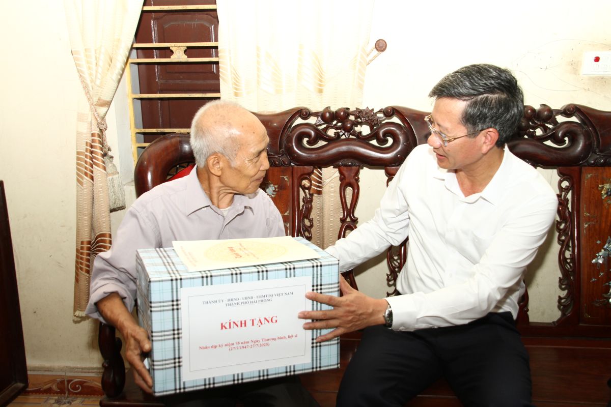 Le Anh Quan 시 인민위원회 상임 부위원장이 Pham Thanh Van 씨에게 선물을 증정했습니다. 사진: Cong TTDT Hai Phong