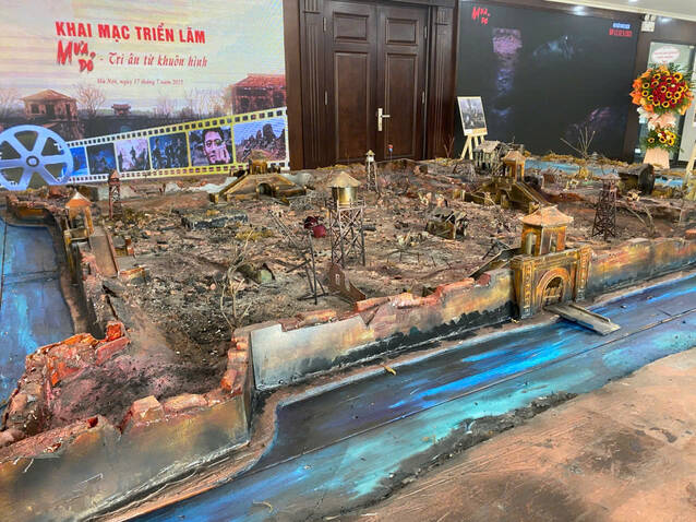 Mo hinh sa ban tai hien khong gian Thanh co Quang Tri. Anh: Hong Nhung chup tu trien lam
