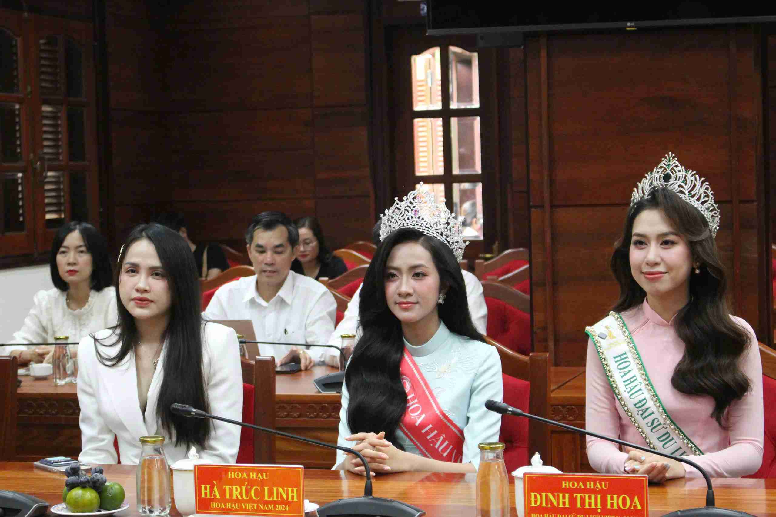 앞으로 닥락의 두 미스 유니버스는 지역 문화와 관광을 홍보하는 데 기여하고 싶어합니다. 사진: 바오쭝