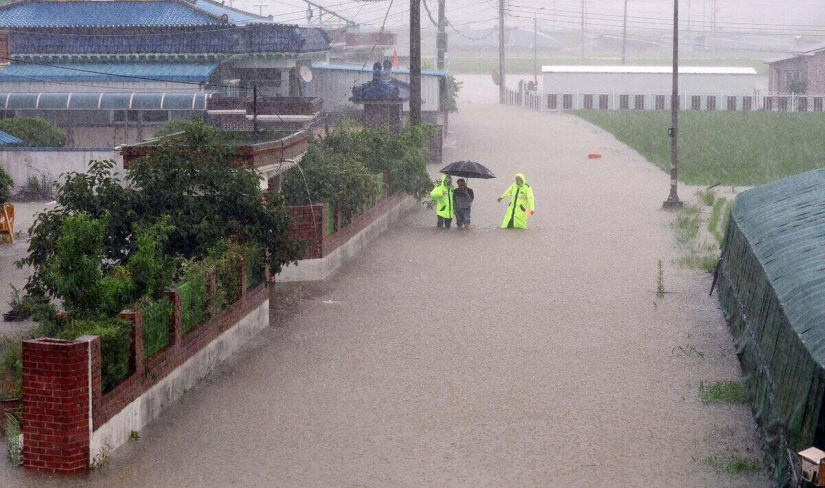 La policia evacuo personas en un pueblo inundado debido a fuertes lluvias en Changnyeong, Corea del Sur, el 17 de julio. Foto: AFP