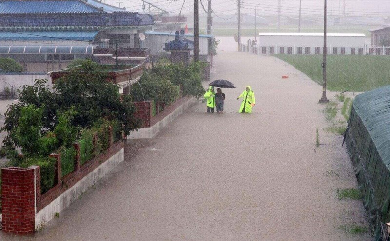 Police evacuate residents in a village flooded by heavy rain in Changnyeong, South Korea on July 17. Photo: AFP