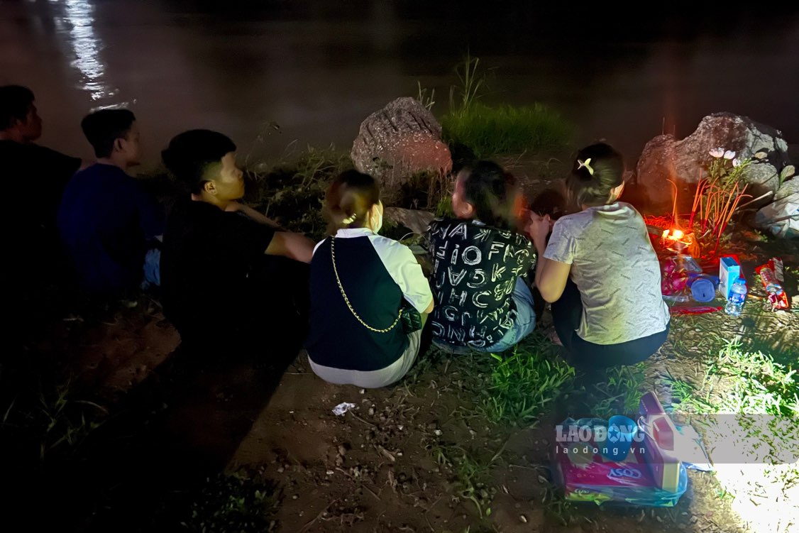 Hiện trường vụ việc cháu bé bị trượt chân xuống sông mất tích tối ngày 17.7. Ảnh: Đặng Vũ.