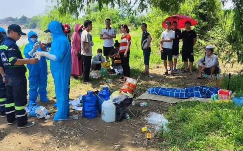 The body of a 7-year-old boy was found after slipping into the river. Photo: Gia Huy.