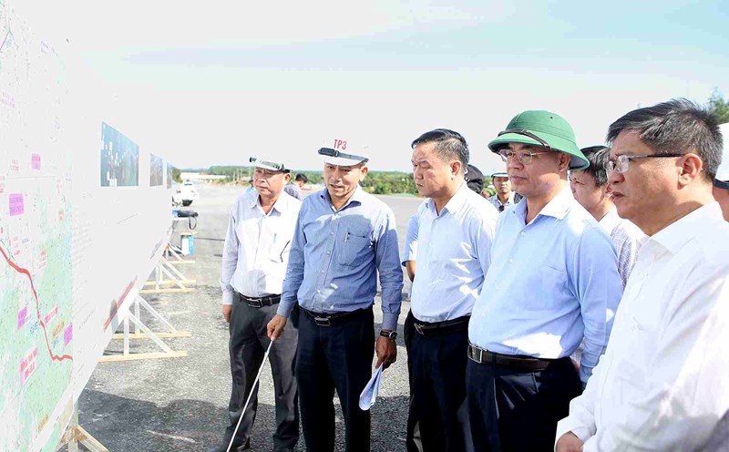 Leaders of Dak Lak Provincial People's Committee conducted field surveys and inspected the progress of key transport projects in the area. Photo: Bao Trung