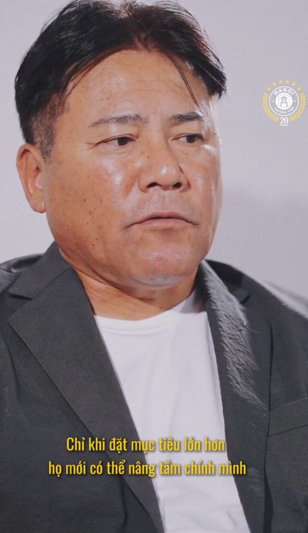 Huan luyen vien Makoto Teguramori thang than nhan xet ve cau thu noi o Viet Nam. Anh cat tu video Ha Noi FC