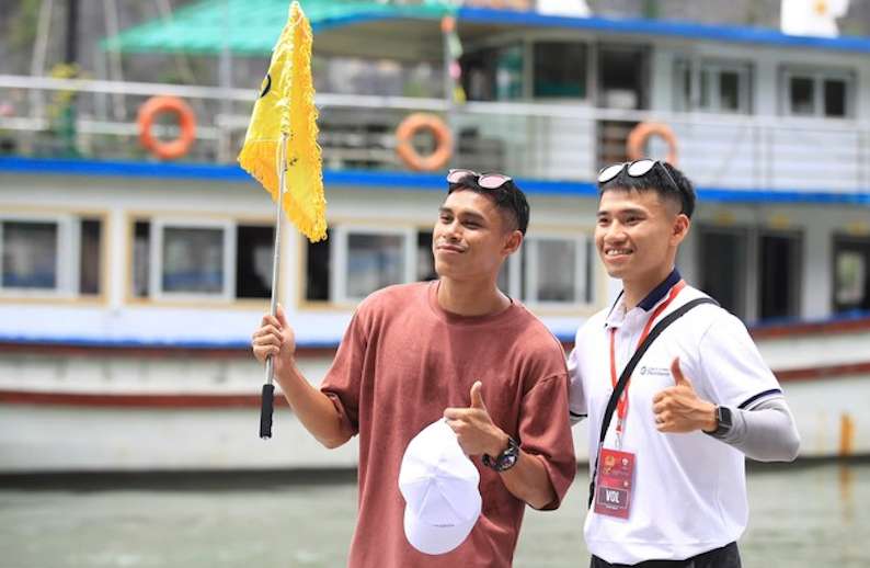 Anh 3: Chuyen tham quan Vinh Ha Long de lai ky niem dep trong long ban be quoc te khi tham du Giai bong da Cong an, Canh sat cac nuoc ASEAN mo rong 2025. Anh: SHB