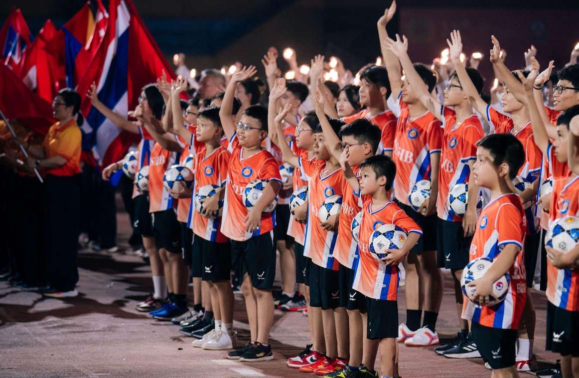 Cac em nho trong chuong trinh dao tao bong da SHB FC Academy tai le khai mac. Anh: SHB