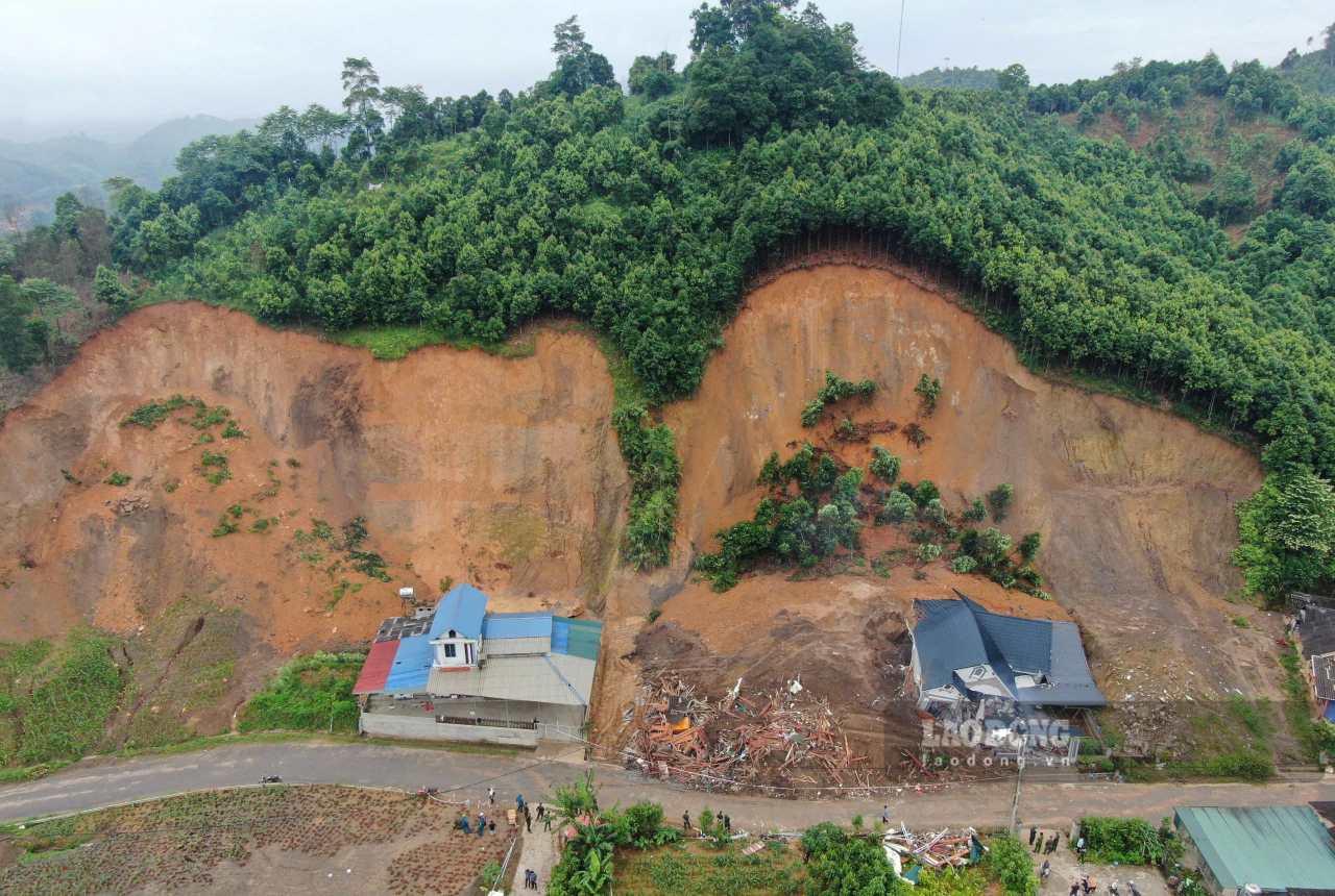 ラオカイでの大雨による地滑りの危険性に関する警告。以下は、同省の7月13日夜の地滑りの現場写真です。写真:ヴァン・ドゥック