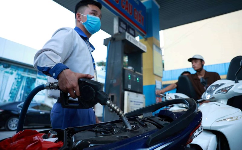 Gasoline prices are likely to continue to decrease in the operating session next week. Photo: Hai Nguyen