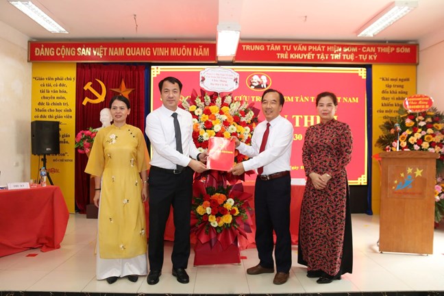 El Sr. Ngo Van Cuong - Secretario Adjunto del Comite del Frente de la Paterna, las organizaciones de masas centrales otorgaron las decisiones del Comite Permanente del Comite de Frentes de Paternas y las organizaciones centrales a la celda del partido en el Congreso. Foto: Tien Dat