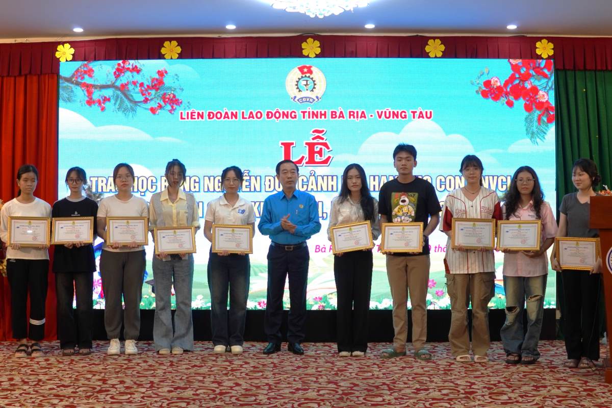 2024년 Ba Ria - Vung Tau 구 지역에서 Nguyen Duc Canh 장학금 수여 프로그램 사진: Thanh An