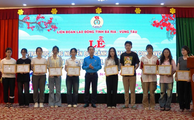 Nguyen Duc Canh scholarship awarding program in the old Ba Ria - Vung Tau in 2024. Photo: Thanh An