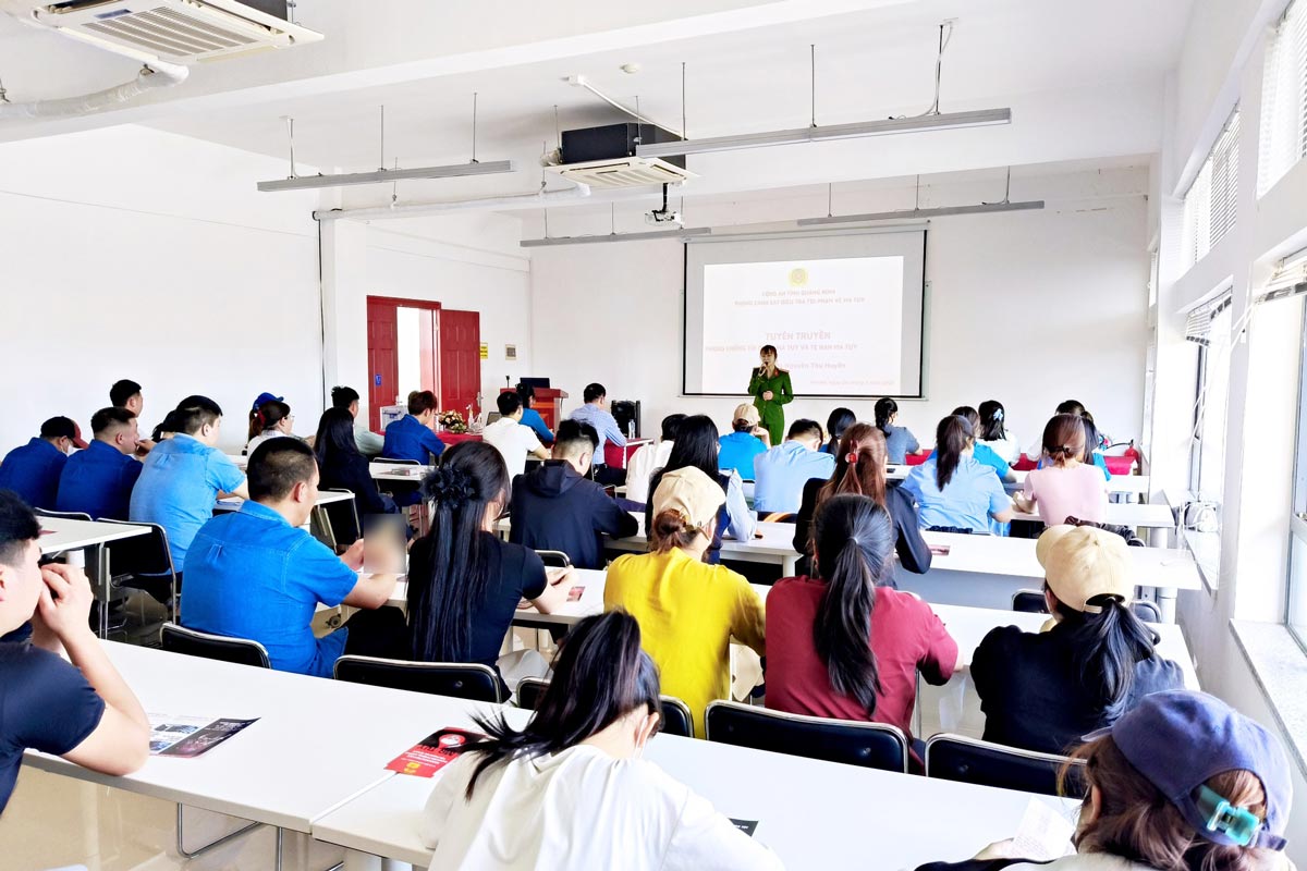 꽝닌(Quang Ninh)의 간부 조합원 노동자를 위한 범죄 예방 홍보 행사. 사진: 하이하(Hai Ha) 노동총연맹