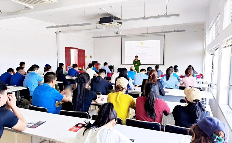 A propaganda session on crime prevention and control for union members and workers in Quang Ninh. Photo: Hai Ha Labor Federation
