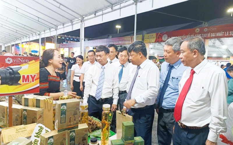 Lanh dao Da Nang tham quan, dong vien cac doanh nghiep khoi nghiep tai dien dan 2024. Anh: Truong An