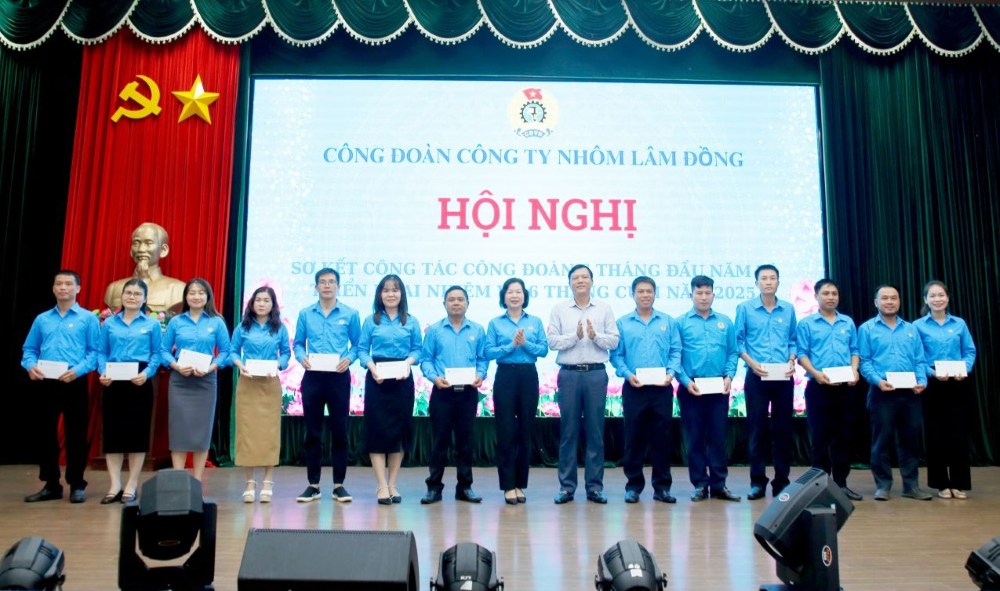 Cong doan Cong ty Nhom Lam Dong - TKV khen thuong cho cac cong doan bo phan co thanh tich xuat sac trong 6 thang dau nam 2025. Anh: TKV