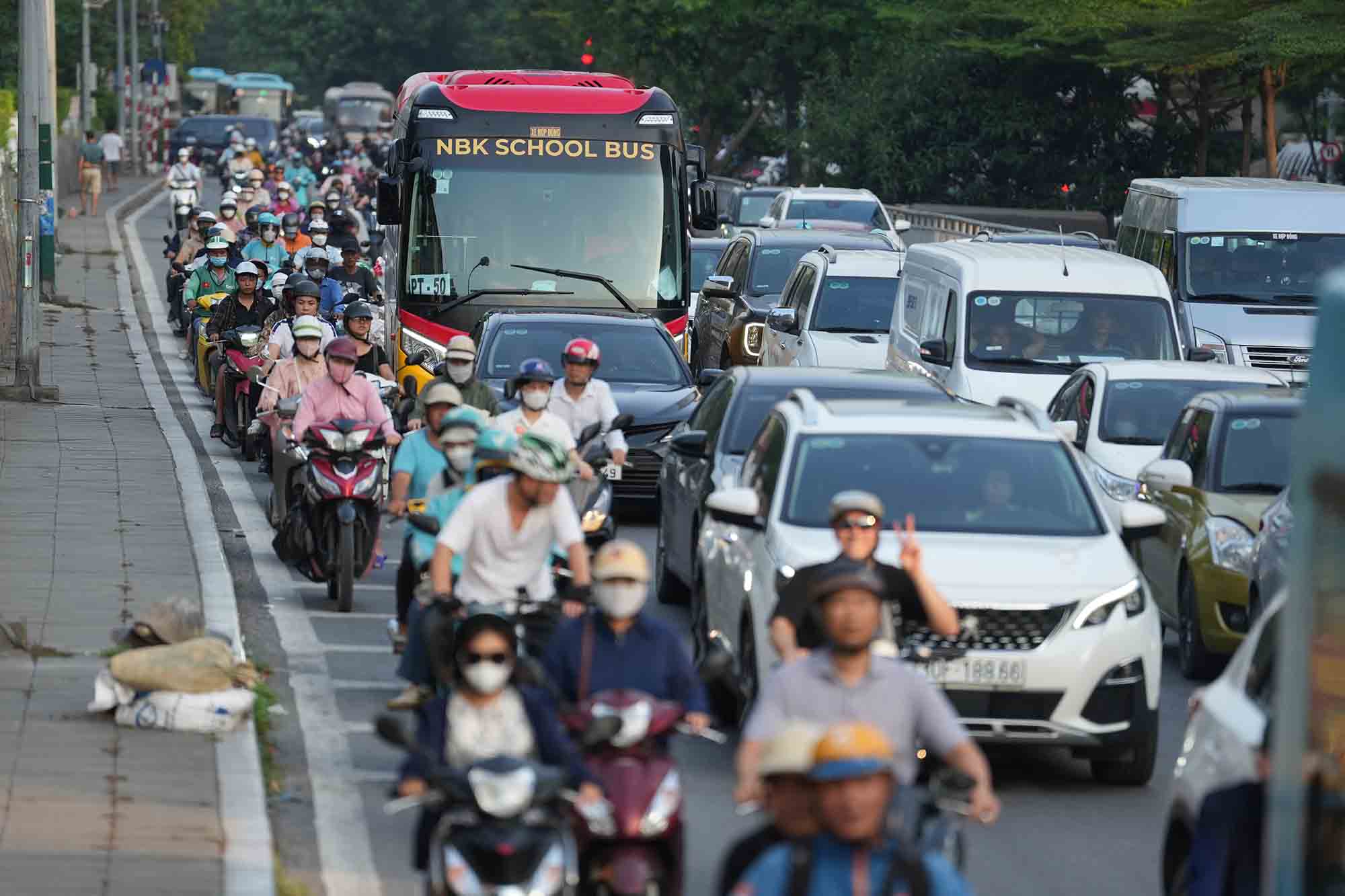 Vehicles traveling on Tran Quang Khai Street (Hanoi Ring Road 1), afternoon of July 17. Photo: Huu Chanh