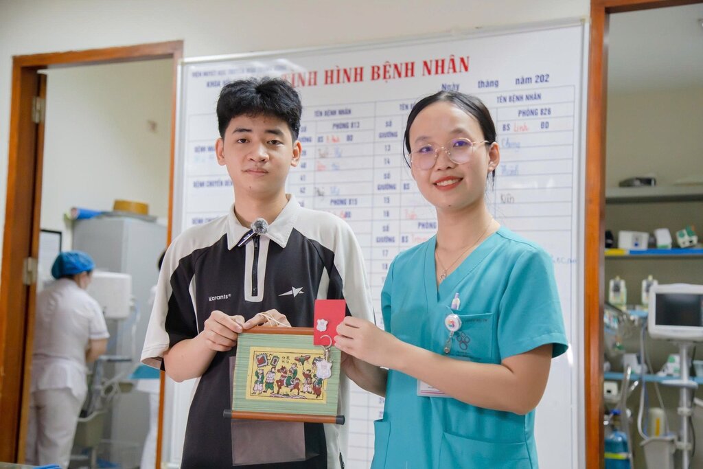 Dr. Phan Thi Thuy Trang, Department of Emergency Resuscitation, National Institute of Hematology and Blood Transfusion, presented Ac Thi Truong Huy Bach with a painting of Vinh worshipping the ancestors to congratulate his achievements. Photo: Duc Van