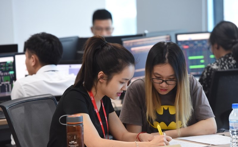 Stock investors began taking profits after a series of market ups. Photo: Le Toan