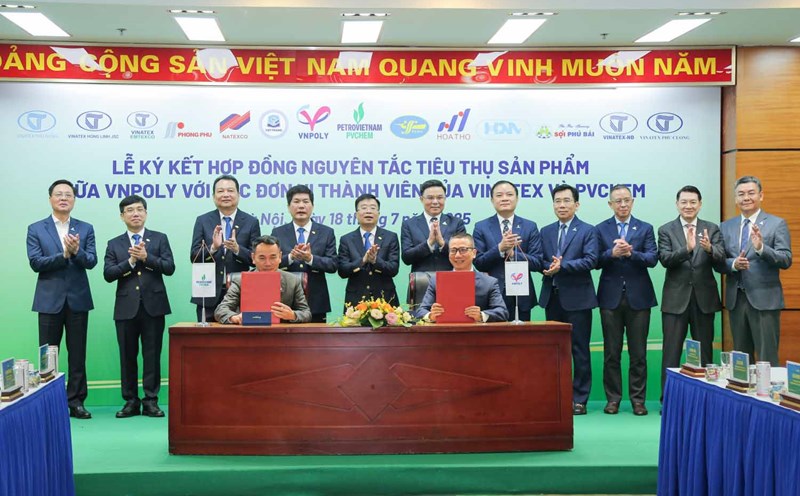 Vietnam Chemical and Fiber Joint Stock Company (VNPOLY) cooperates with Petrochemical and Gas Services Corporation - JSC (PVCHEM). Photo: PVN