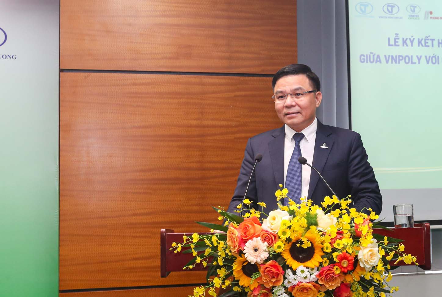 Chu tich HDTV Petrovietnam Le Manh Hung: Su hop tac giua VNPOLY va cac don vi truc thuoc cua VINATEX de cung nang cao kha nang canh tranh cua cac ben tren thi truong trong nuoc cung nhu quoc te. Anh: PVN.