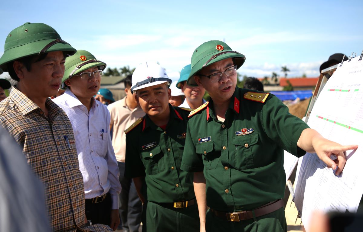 Mr. Hoang Nam (left cover of the photo) - Permanent Vice Chairman of the People's Committee of Quang Tri province requested a report on the progress of the coastal road project. Photo: Hung Tho