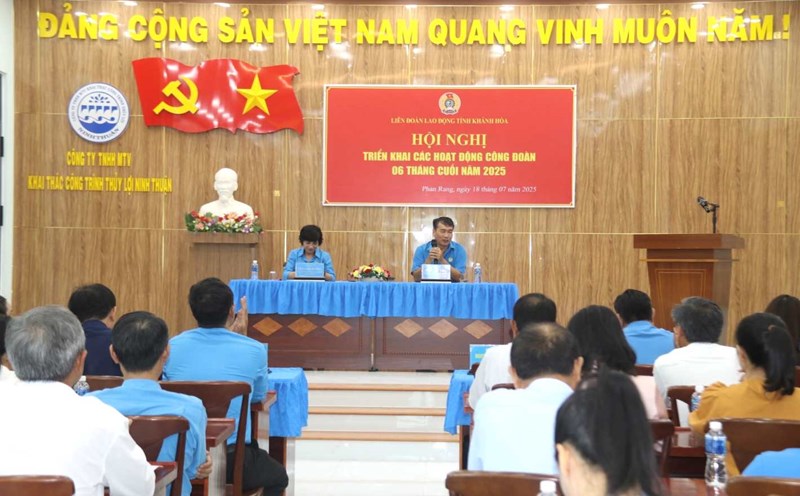 The Provincial Federation of Labor held a meeting and deployed trade union activities for the last 6 months of the year to the trade unions in the southern area of Khanh Hoa. Photo: Phuong Linh
