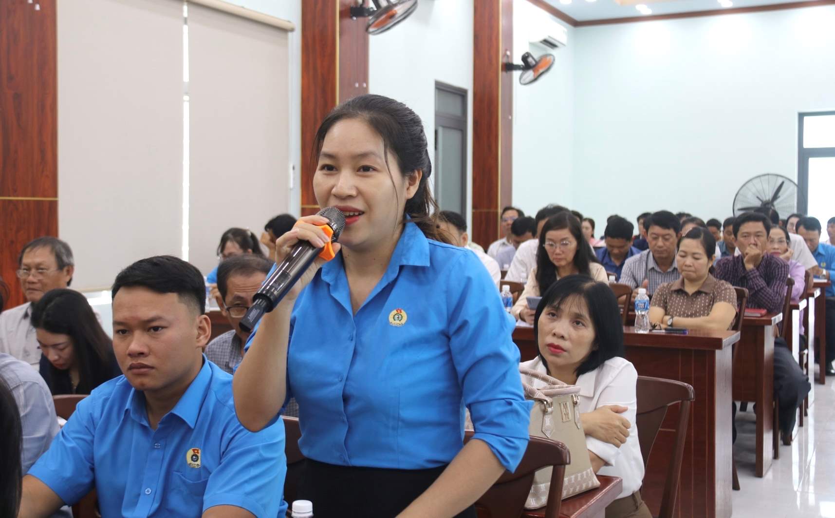Dai dien CDCS neu y kien ve diem vuong trong trien khai hoat dong cong doan o co so. Anh: Phuong Linh
