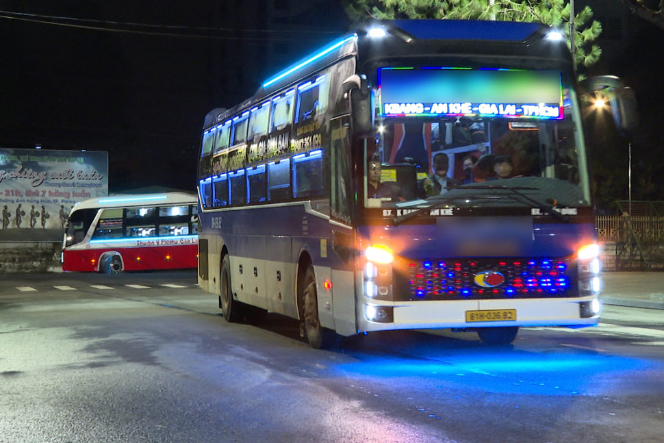 Pleiku地域からQuy Nhon、およびその向かいのGia Lai省の幹部、公務員、職員、労働者を送迎する車両。写真:Binh Yen