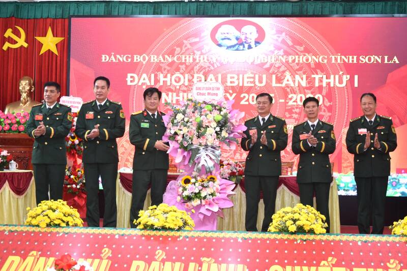 Lanh dao Bo CHQS tinh Son La tang hoa chuc mung BCH Dang bo Ban Chi huy Bo doi Bien phong tinh. Anh: Truong Son