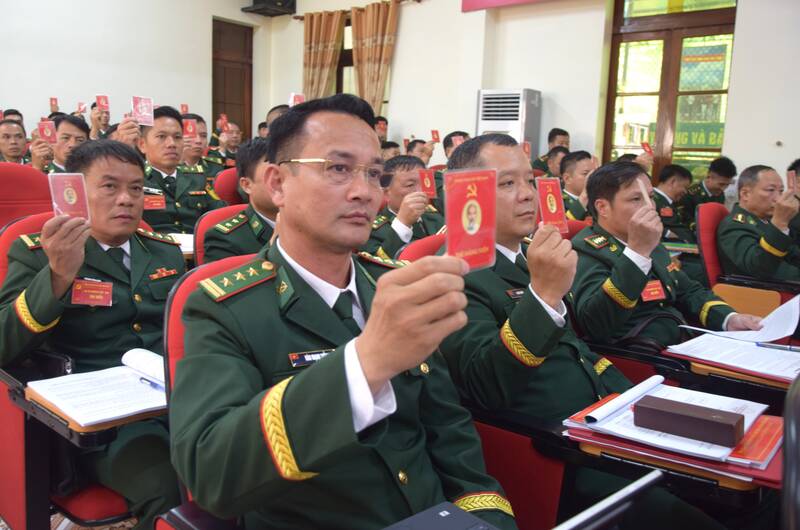 Cac dai bieu bieu quyet thong qua Nghi quyet Dai hoi. Anh: Truong Son