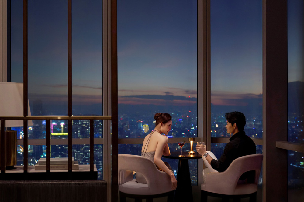 At Vinpearl Landmark 81, Autograph Collection, diners will be immersed in the clouds with the unique drink  chocolate Marou X Ve De Di Chocolate Negroni. Photo: Provided by the enterprise