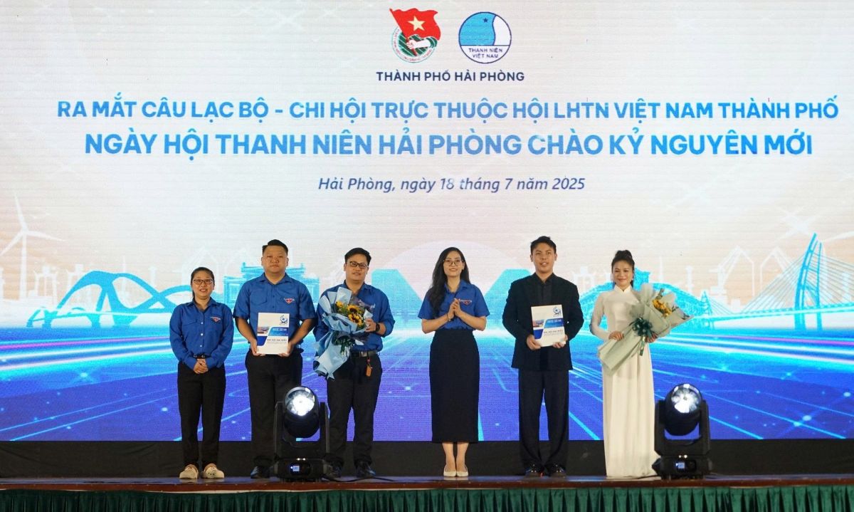 Los lideres de la Union Juvenil otorgaron la decision de establecer 2 unidades. Foto: Thanh Doan Hai Phong