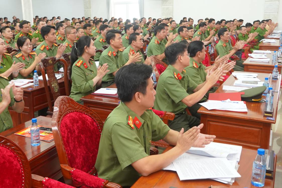 Dai bieu tham du hoi nghi. Anh: Ta Quang