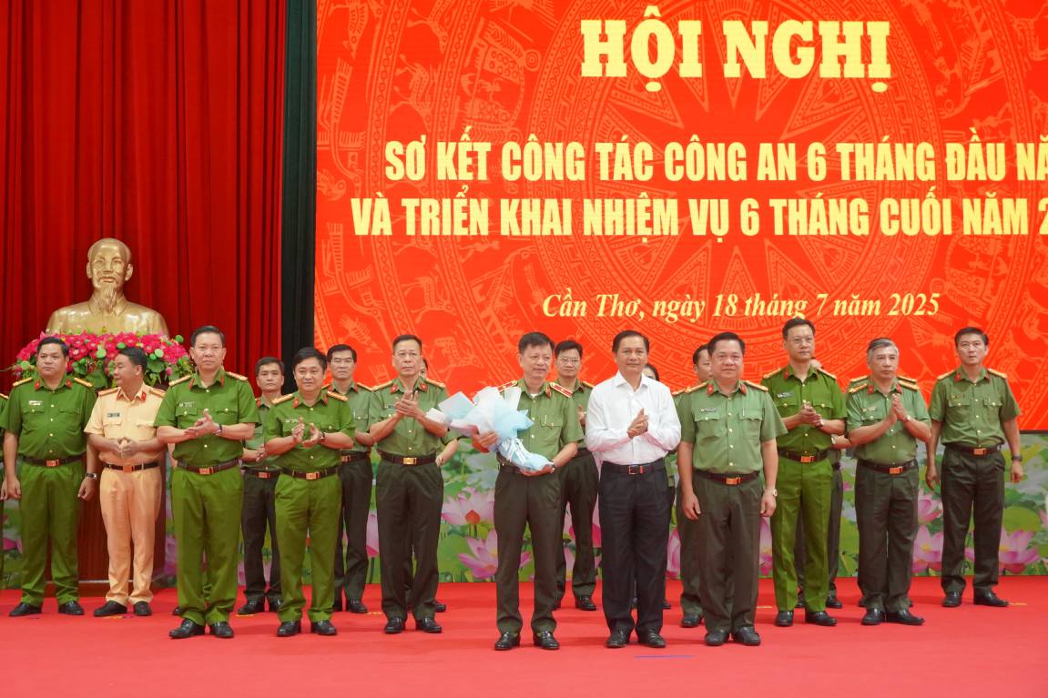 Chu tich UBND TP Can Tho Tran Van Lau tang hoa Ban Giam doc Cong an TP Can Tho. Anh: Ta Quang