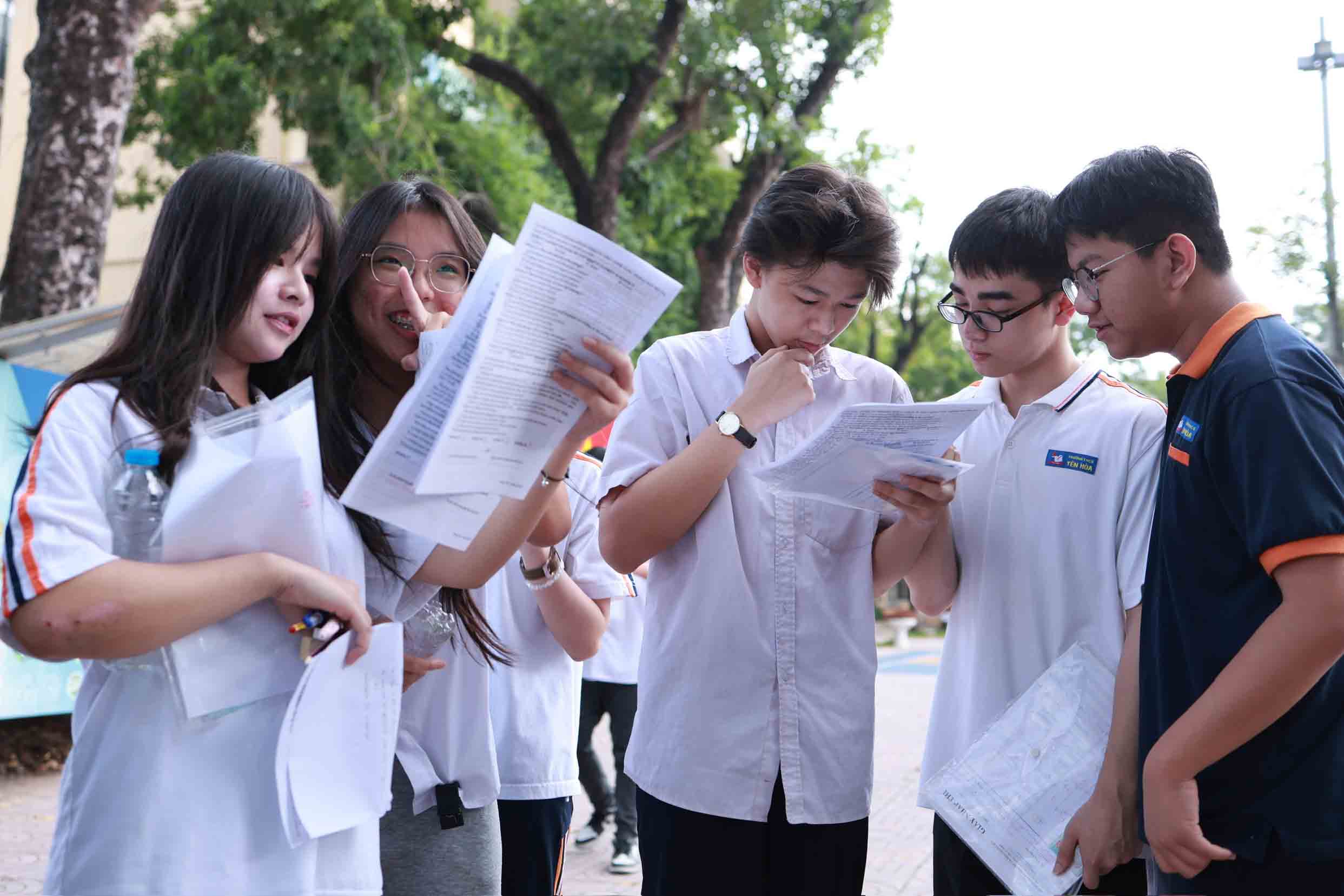 Candidatos que toman el examen de la escuela secundaria de 10º grado en Hanoi en 2025. Foto: Hai Nguyen