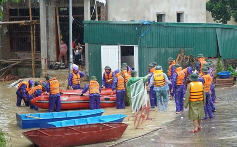 The police force mobilized vehicles and officers to support the evacuation of people to safety. Photo: Quach Du